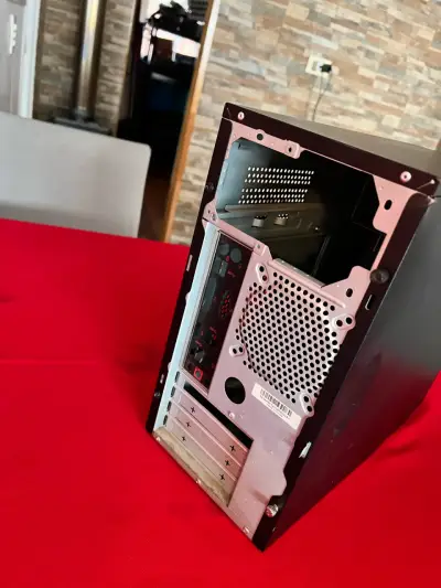 Gabinete de PC Cooler Master en buen estado - miniatura 1