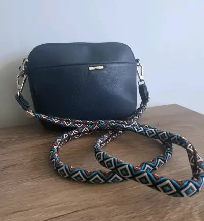 Cartera cruzada azul con correa multicolor - miniatura 1