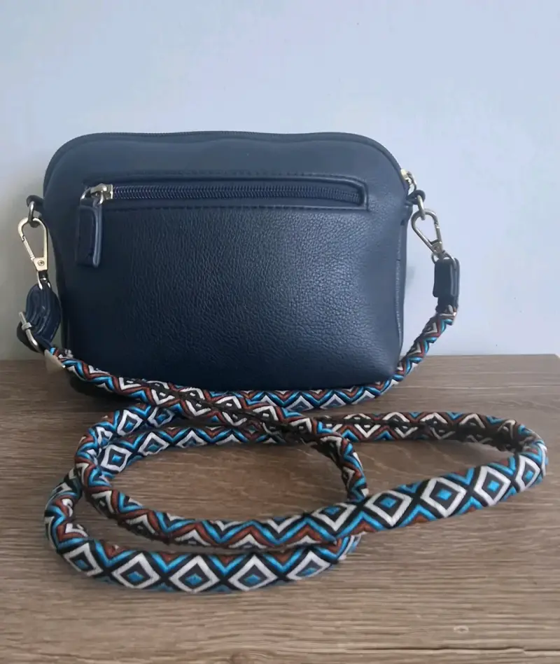 Cartera cruzada azul con correa multicolor - 2