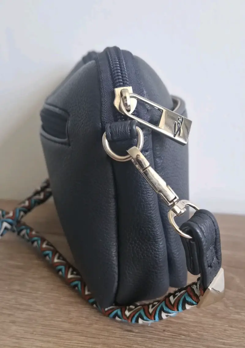 Cartera cruzada azul con correa multicolor - 3