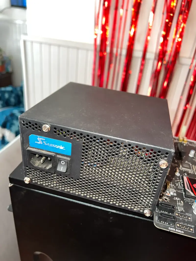 Fuente de Poder Seasonic para PC - 1