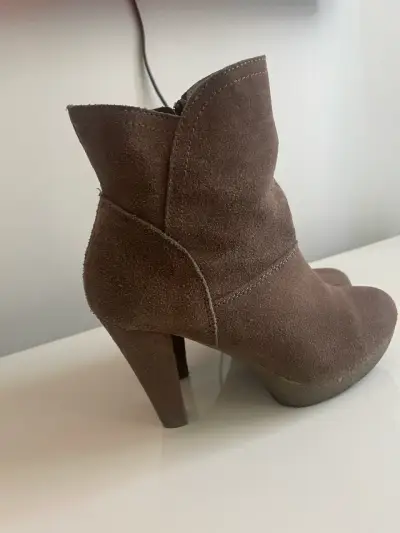Botines de gamuza marrón con tacón alto - miniatura 1