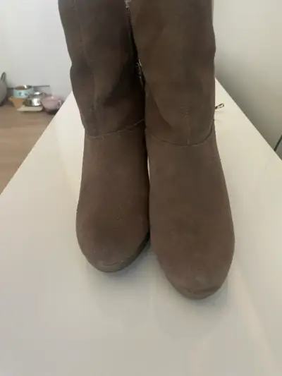 Botines de gamuza marrón con tacón alto - miniatura 2