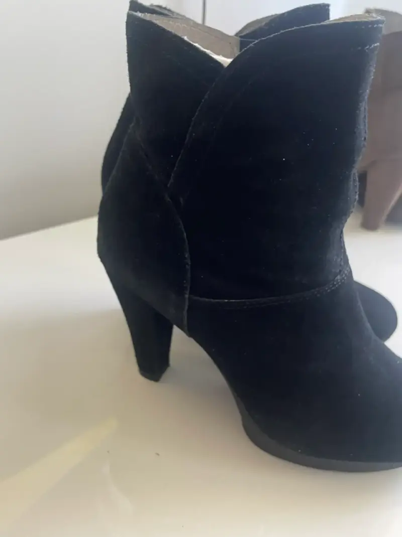 Botines de gamuza negros con tacón alto - 1