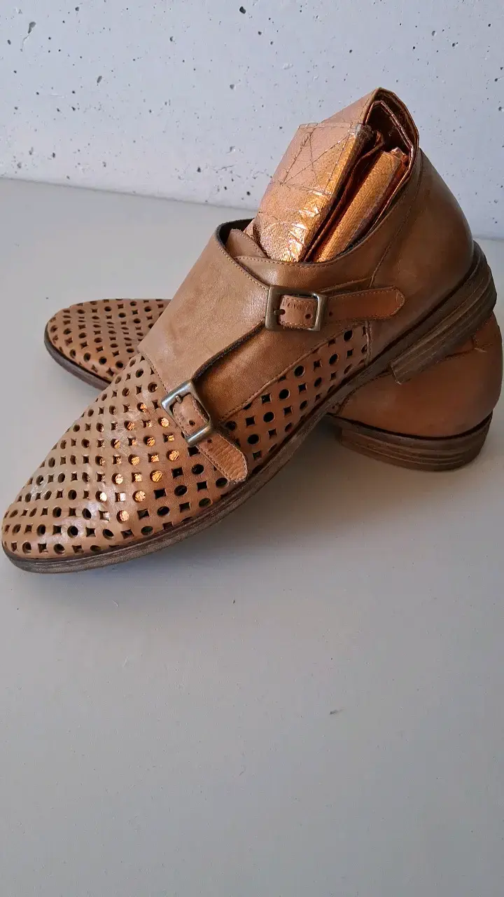 Zapatos de cuero marrón con diseño calado Gio Cellini - 1