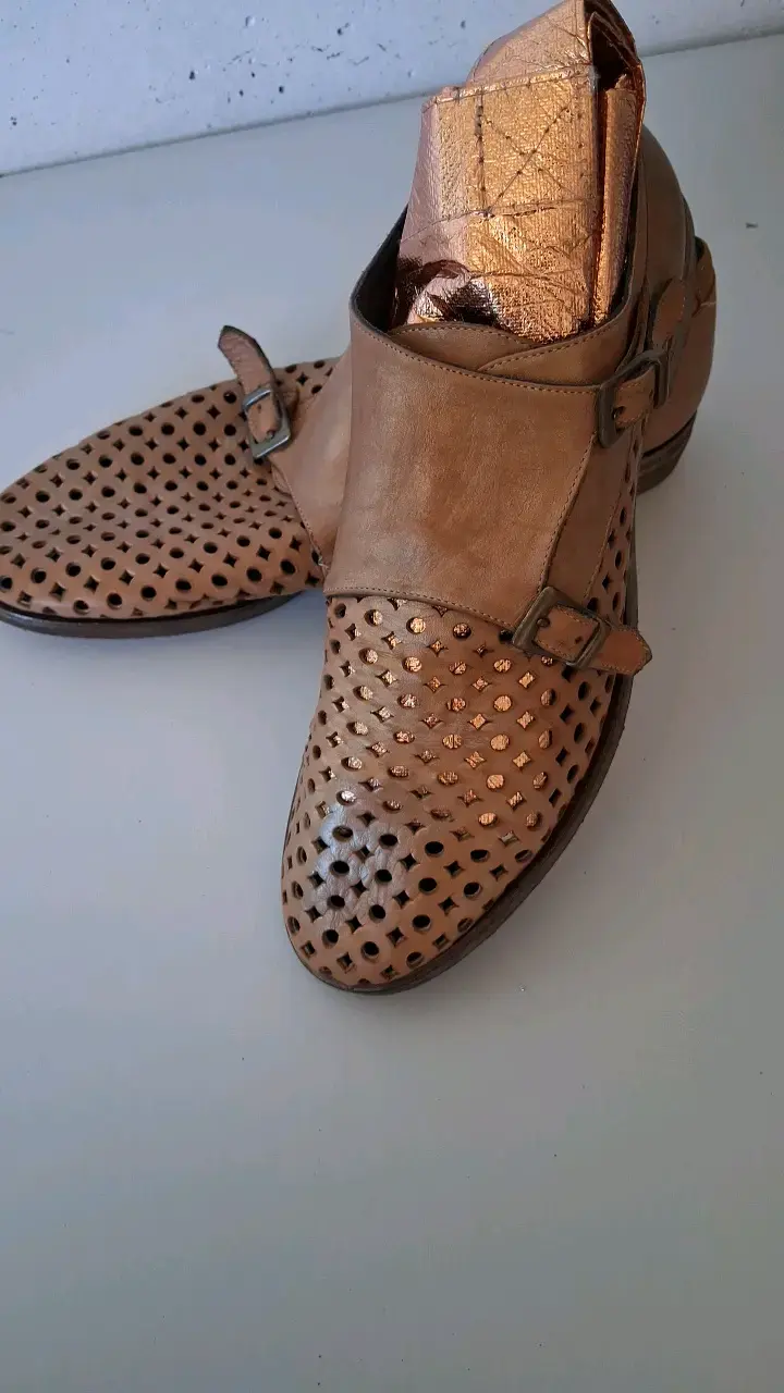 Zapatos de cuero marrón con diseño calado Gio Cellini - 2