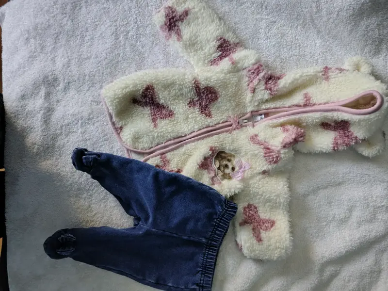 Conjunto de bebé con chaqueta de peluche y pantalones