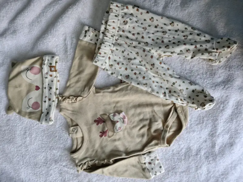 Conjunto de bebé con gorro y pantalón estampado
