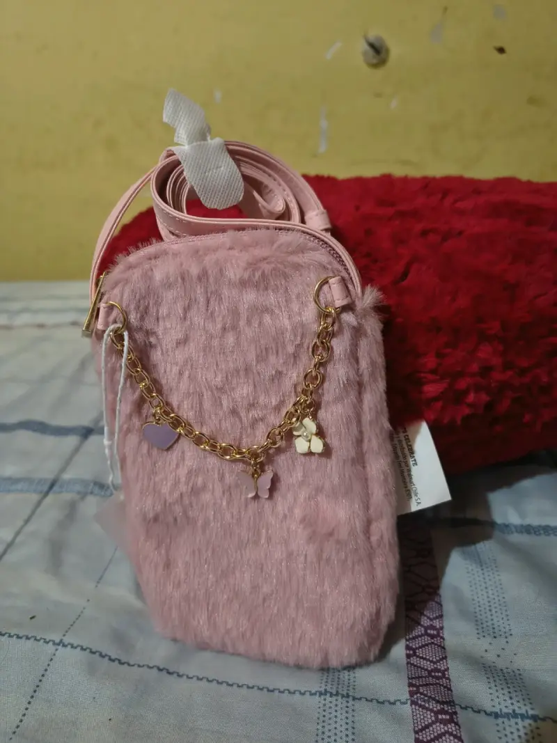 Bolso de felpa rosa con cadena decorativa