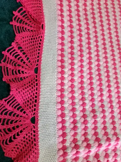 Manta de crochet rosada y blanca con diseño calado - miniatura 1