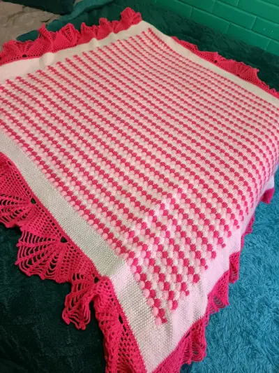 Manta de crochet rosada y blanca con diseño calado - miniatura 2