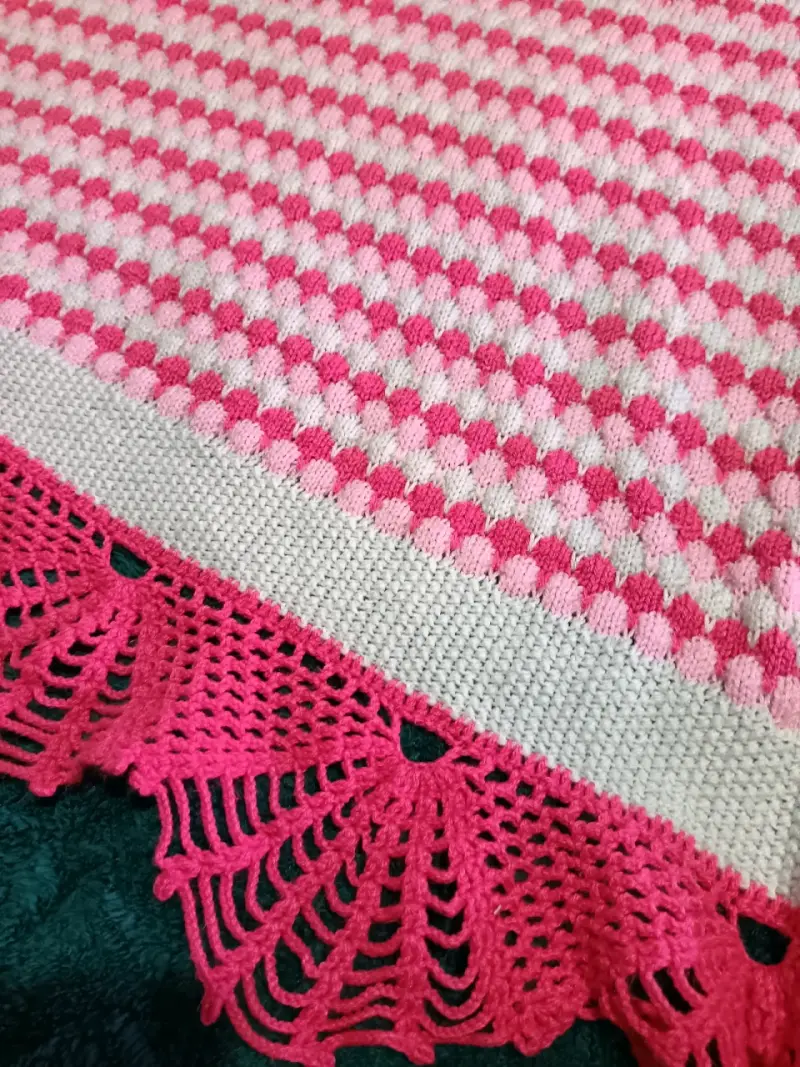 Manta de crochet rosada y blanca con diseño calado - 3