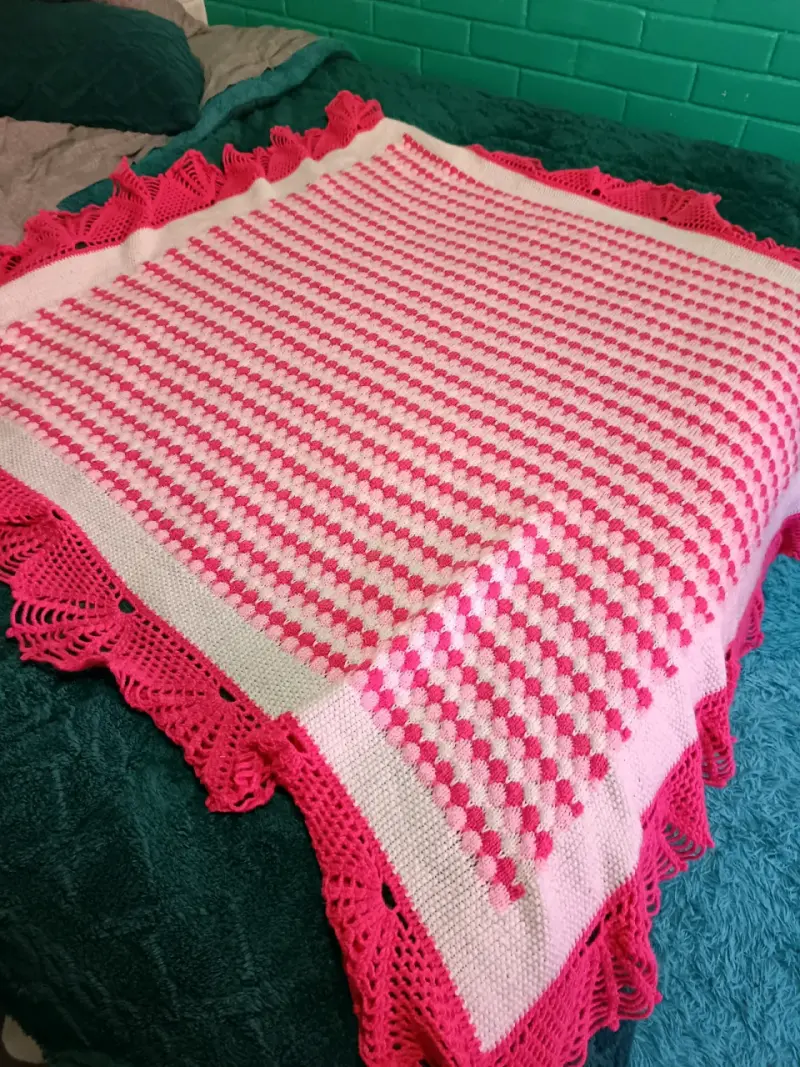 Manta de crochet rosada y blanca con diseño calado - 4
