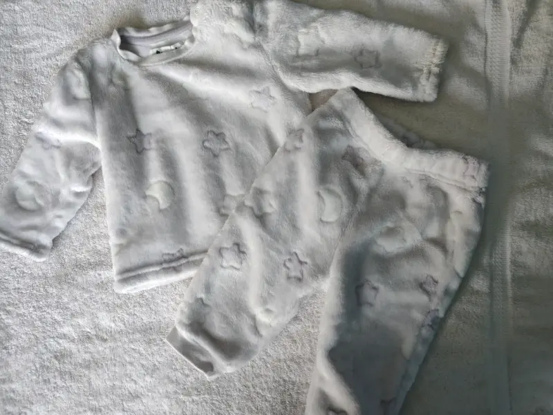 Pijama de polar para bebé con diseño de estrellas y lunas