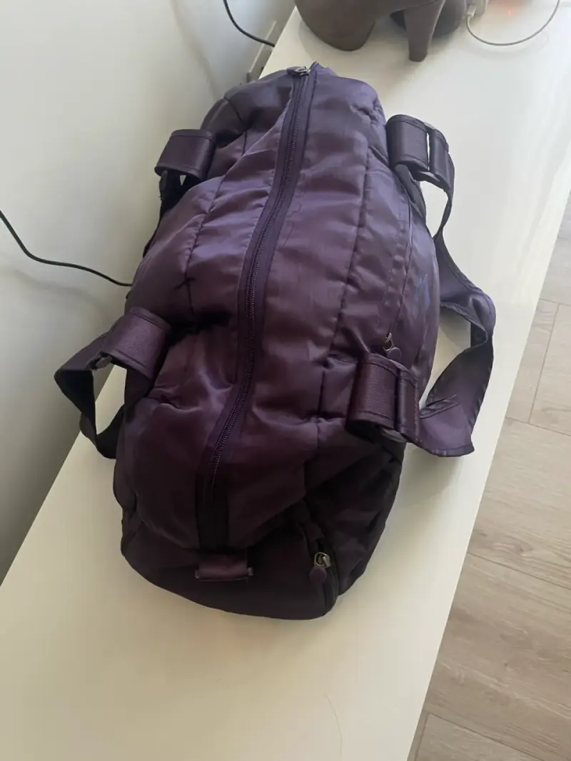 Bolso deportivo morado con múltiples compartimentos - 1
