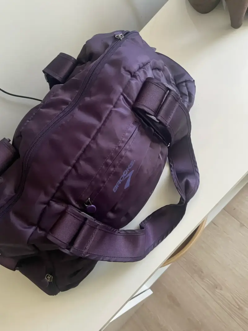 Bolso deportivo morado con múltiples compartimentos - 2
