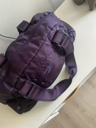 Bolso deportivo morado con múltiples compartimentos - miniatura 2