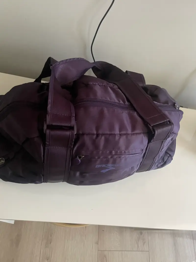 Bolso deportivo morado con múltiples compartimentos - 3