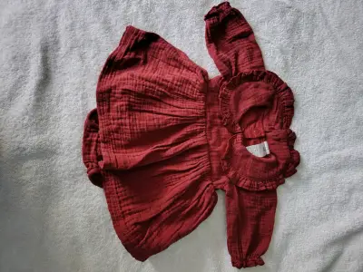 Vestido rojo para bebé con volantes - miniatura 1