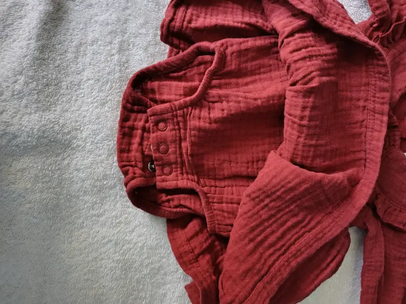 Vestido rojo para bebé con volantes - 2