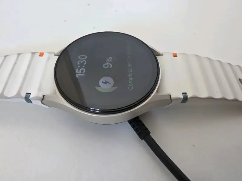 Reloj inteligente blanco con cargador - 1