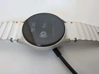 Reloj inteligente blanco con cargador - miniatura 1