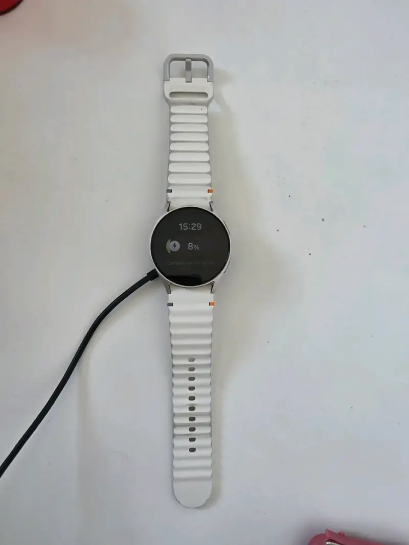 Reloj inteligente blanco con cargador - 2