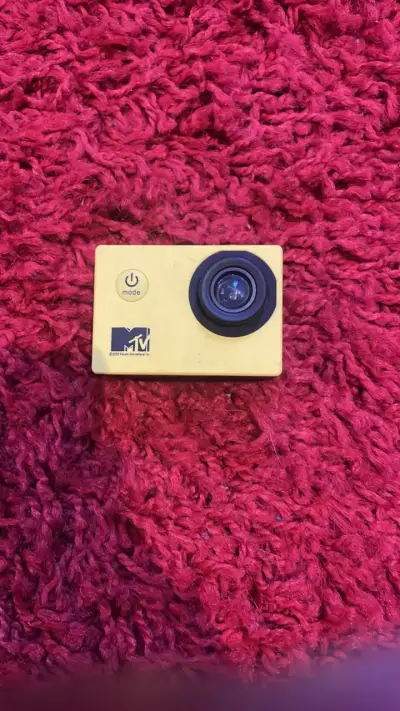 Cámara de acción amarilla con logo MTV - miniatura 1