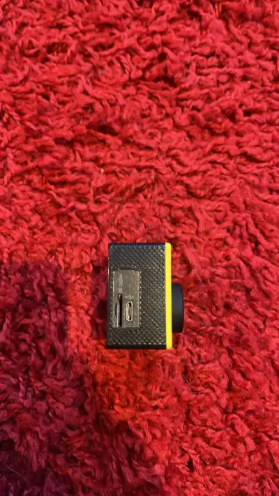 Cámara de acción amarilla con logo MTV - miniatura 5