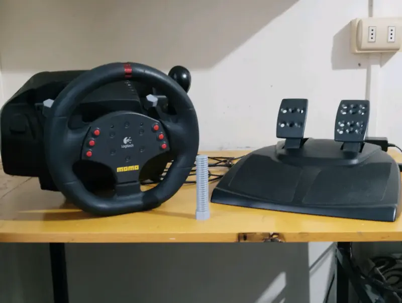Volante y pedales Logitech Momo Racing - 1