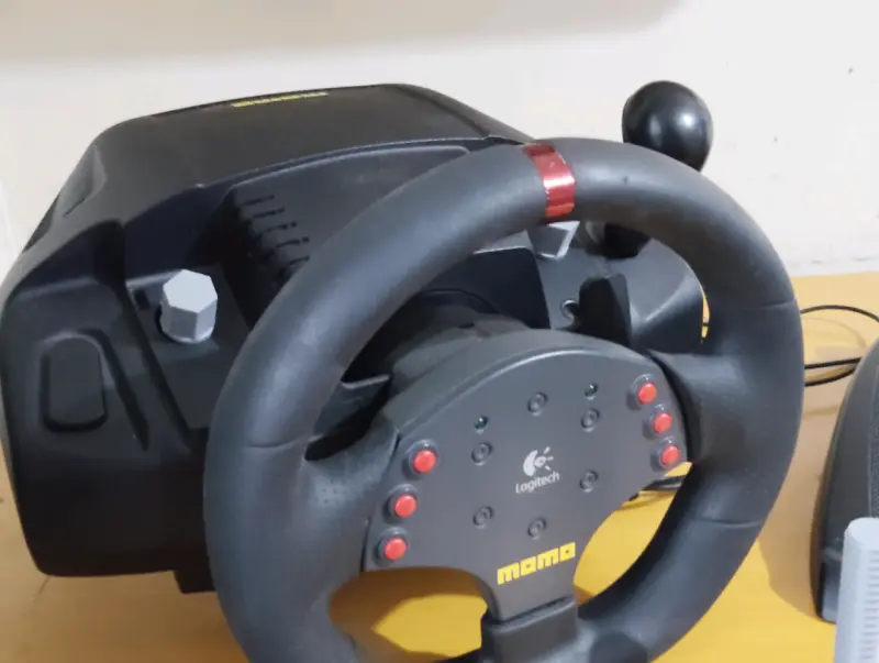 Volante y pedales Logitech Momo Racing - 2