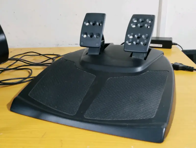 Volante y pedales Logitech Momo Racing - 3