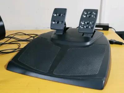 Volante y pedales Logitech Momo Racing - miniatura 3