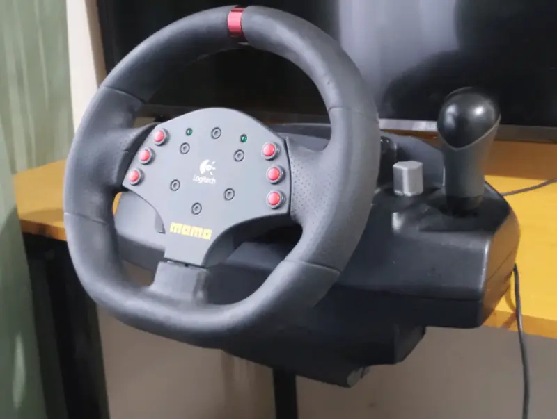 Volante y pedales Logitech Momo Racing - 4
