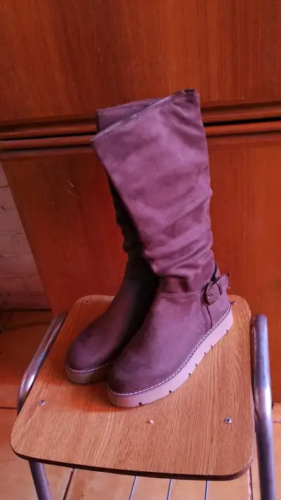 Botas altas de gamuza marrón para mujer - miniatura 1