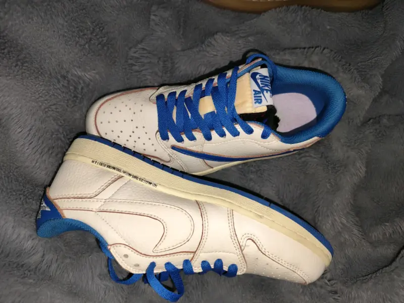 Zapatillas Nike Air Jordan blancas con azul - 1