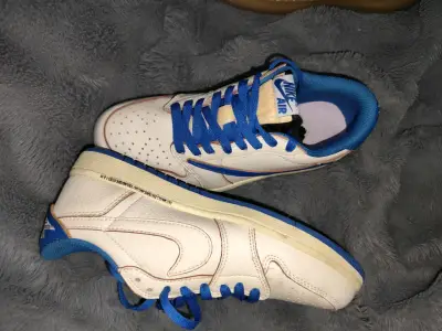 Zapatillas Nike Air Jordan blancas con azul - miniatura 1