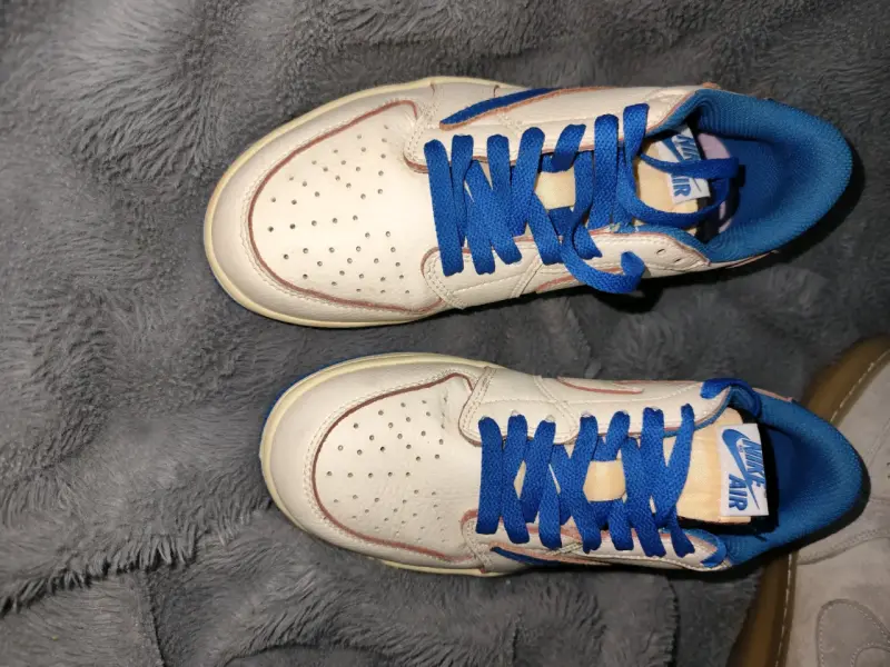Zapatillas Nike Air Jordan blancas con azul - 2