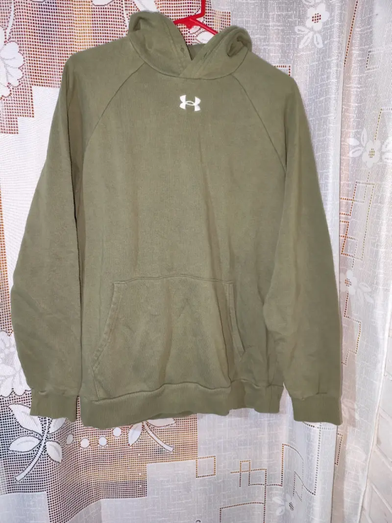 Polerón verde con capucha Under Armour talla M - 1