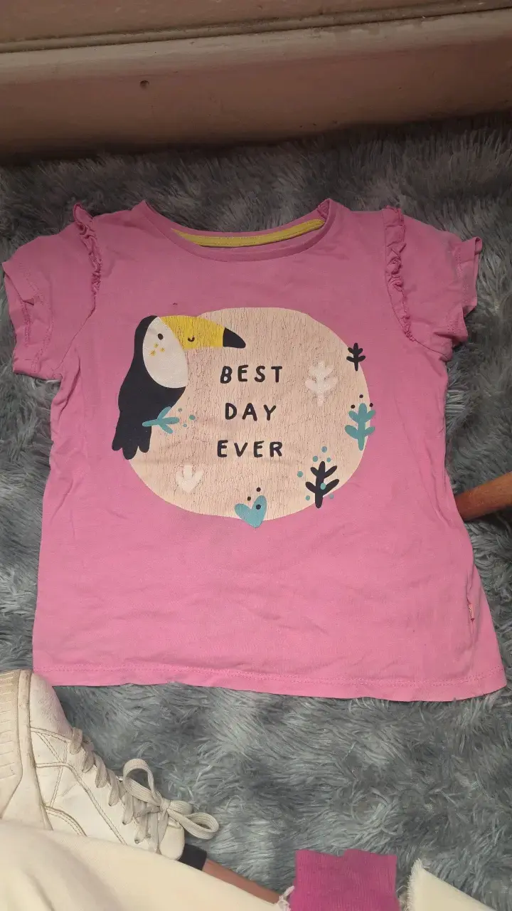 Polera infantil rosa con diseño de tucán - 1