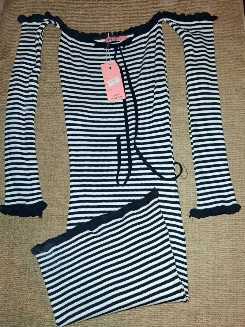 Vestido a rayas blanco y negro con hombros descubiertos