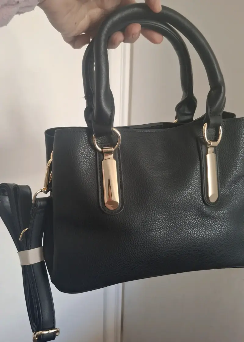 Bolso de mano negro elegante con detalles dorados - 1
