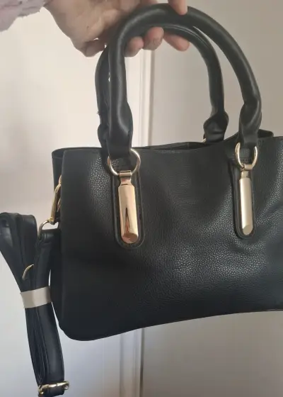 Bolso de mano negro elegante con detalles dorados - miniatura 1