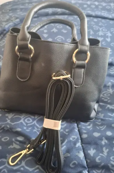 Bolso de mano negro elegante con detalles dorados - miniatura 2