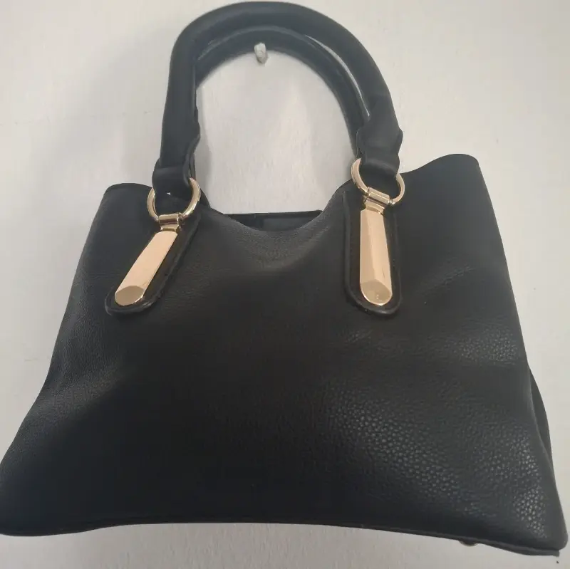Bolso de mano negro elegante con detalles dorados - 3