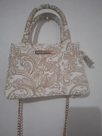 Bolso de mano estampado con cadena dorada - miniatura 2