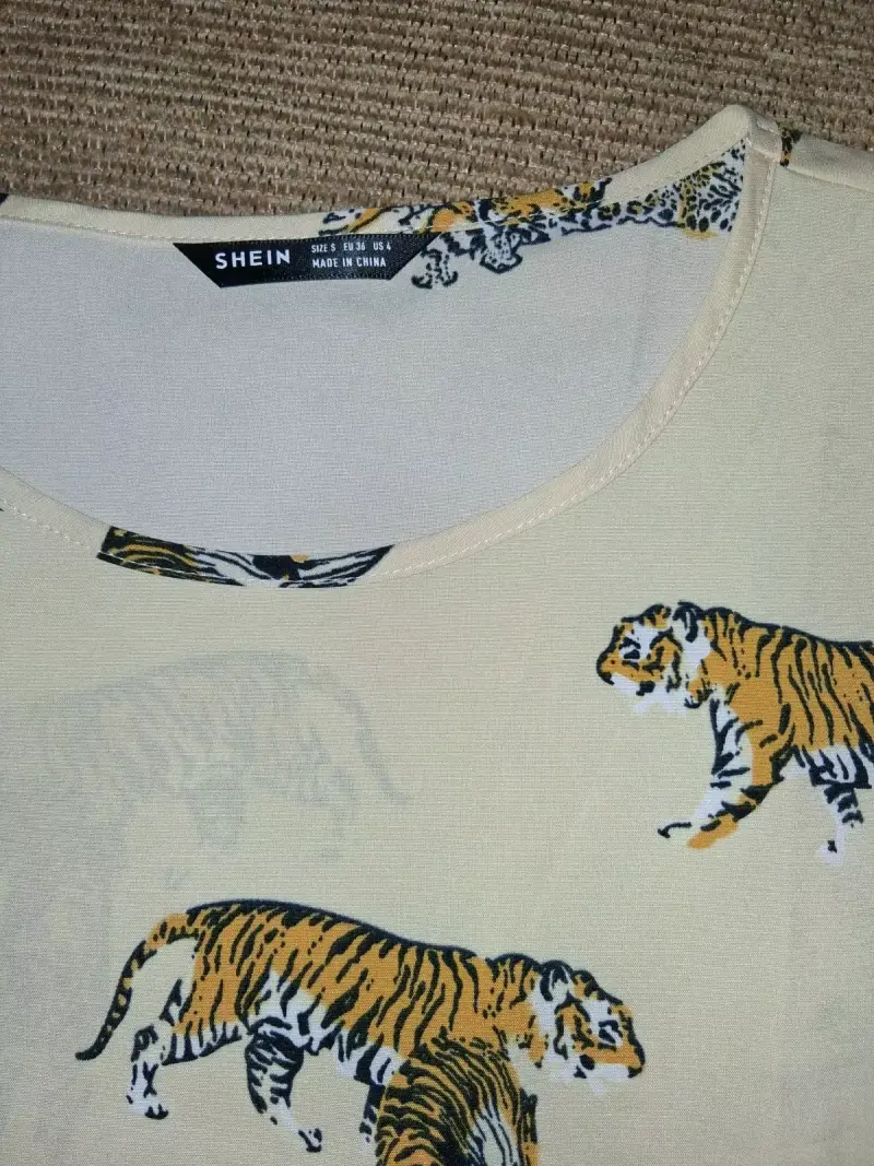 Polera manga larga con estampado de tigres Shein - 2