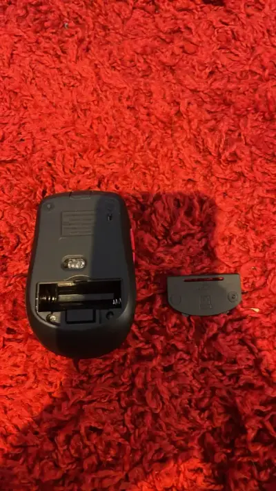 Mouse inalámbrico negro con tapa de batería - miniatura 2