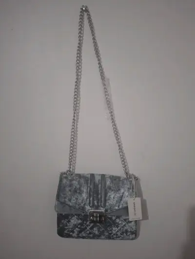 Cartera de terciopelo gris con cadena - miniatura 1