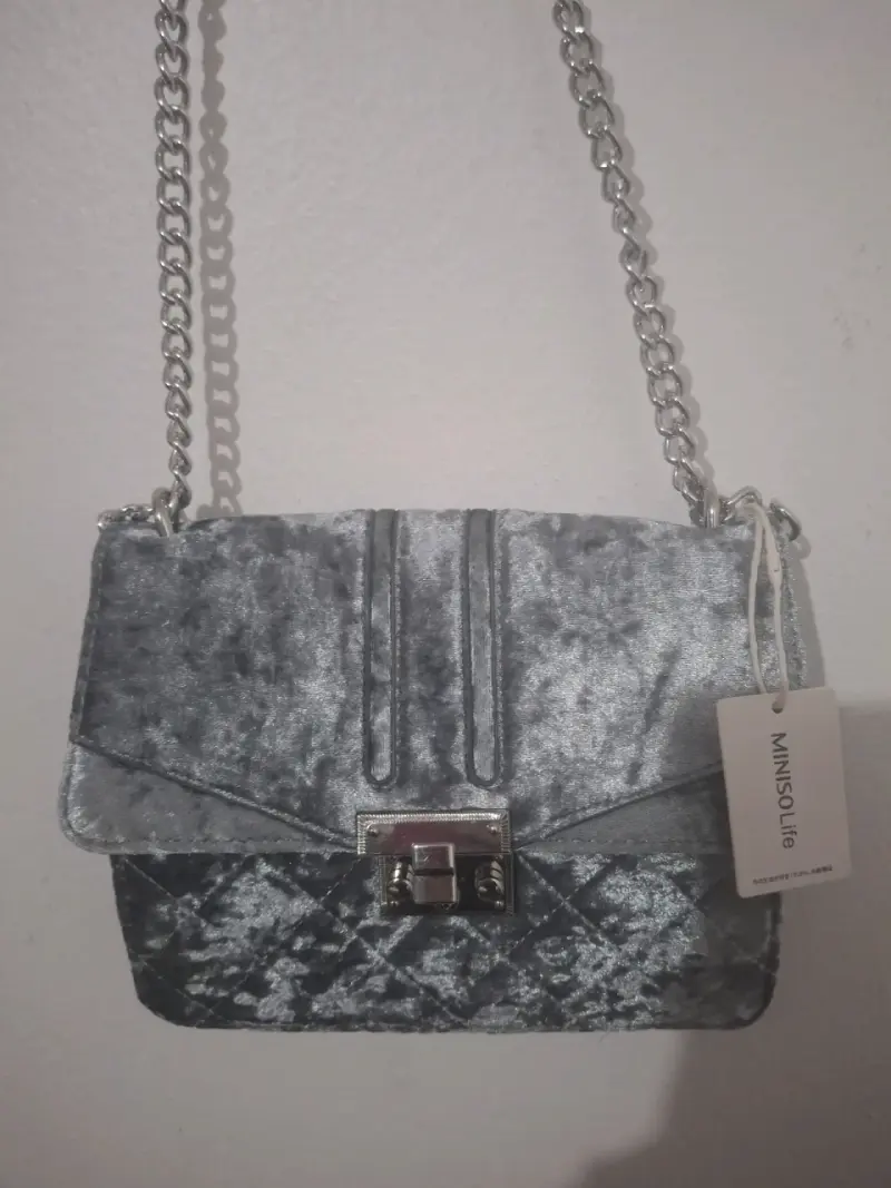 Cartera de terciopelo gris con cadena - 2